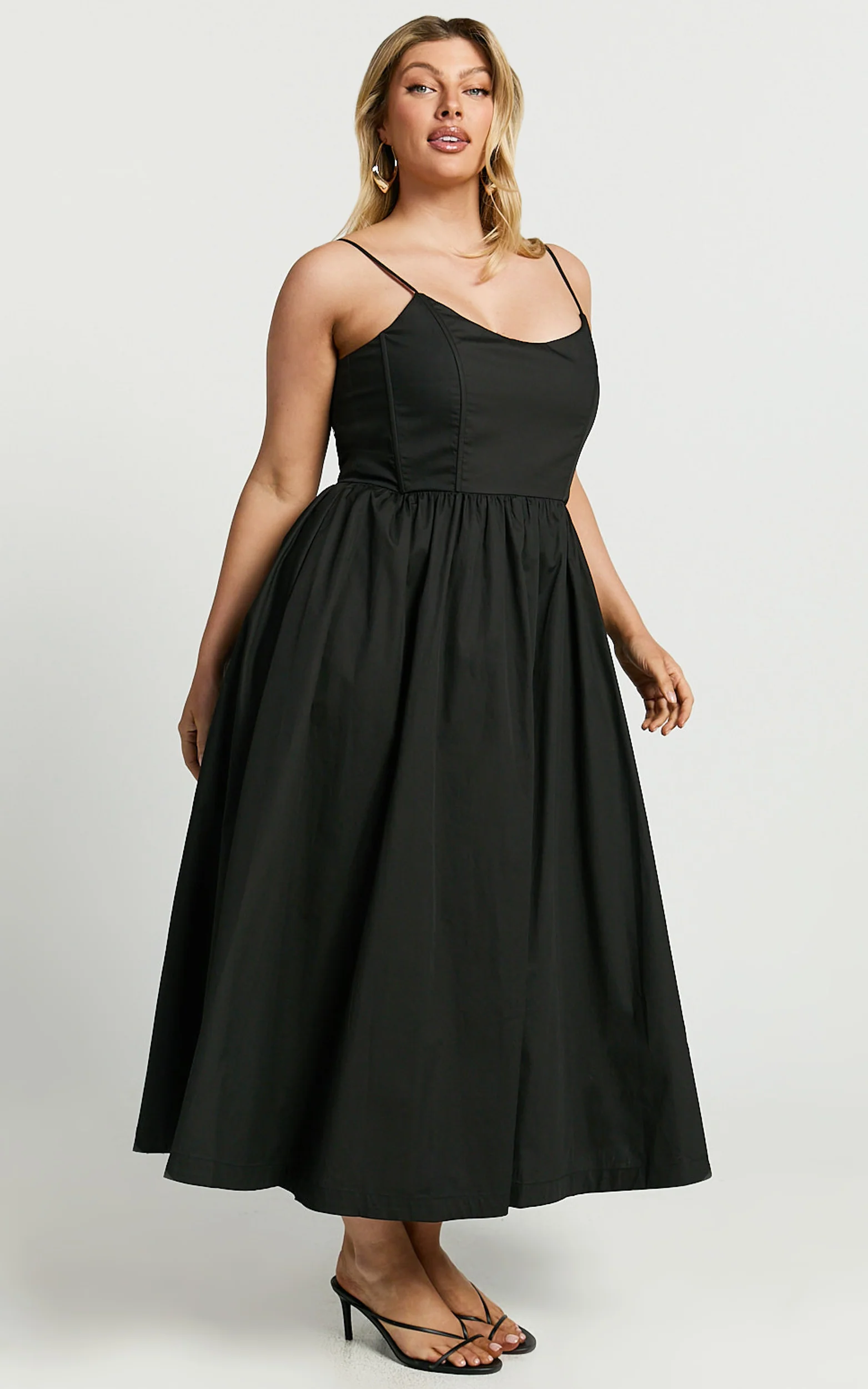 Braelyn Midi Dress - Scoop Neck Flare Dress in Black - Image 4