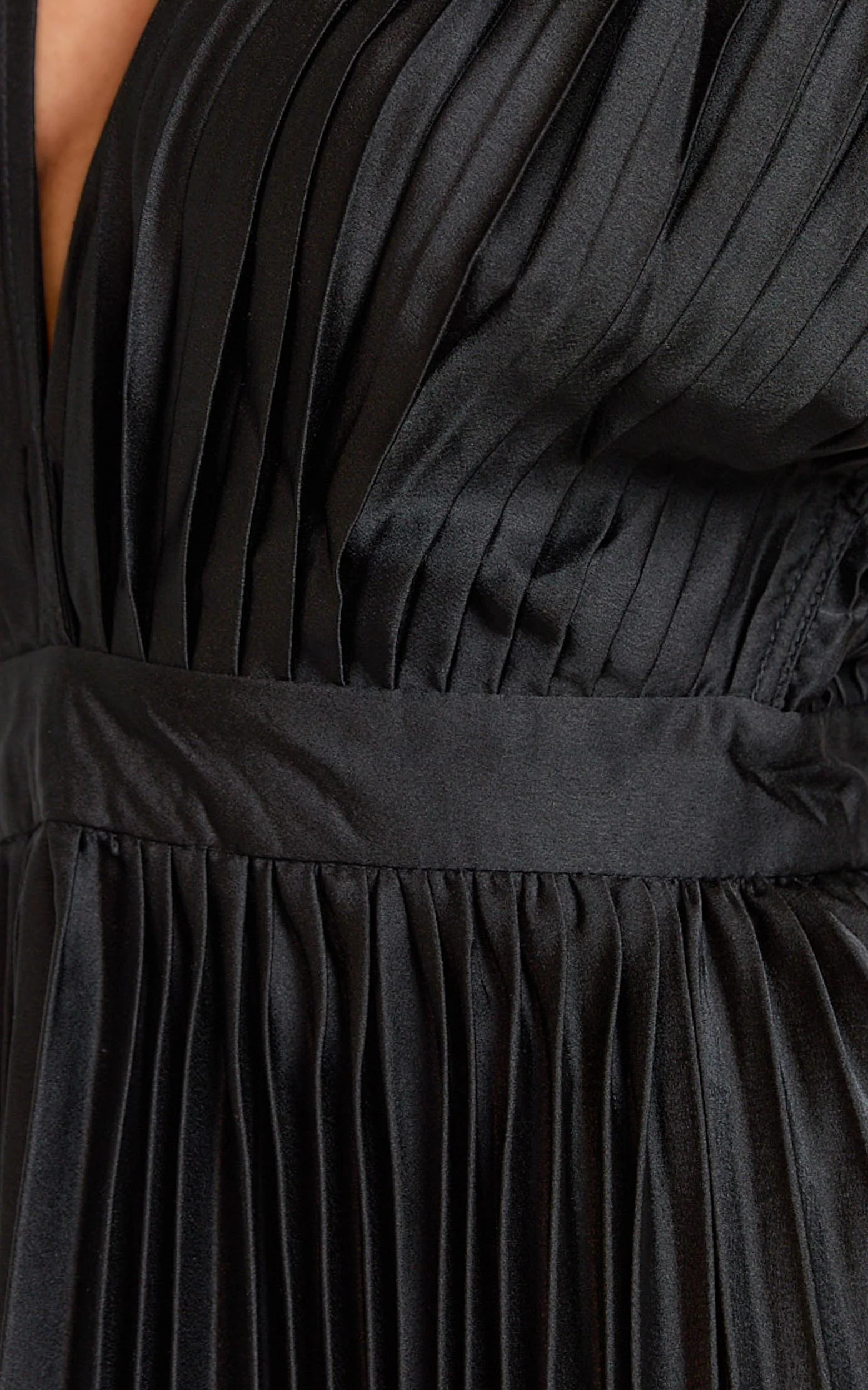 Della Midi Dress - Plunge Neck Short Sleeve Pleated Dress in Black - Image 7