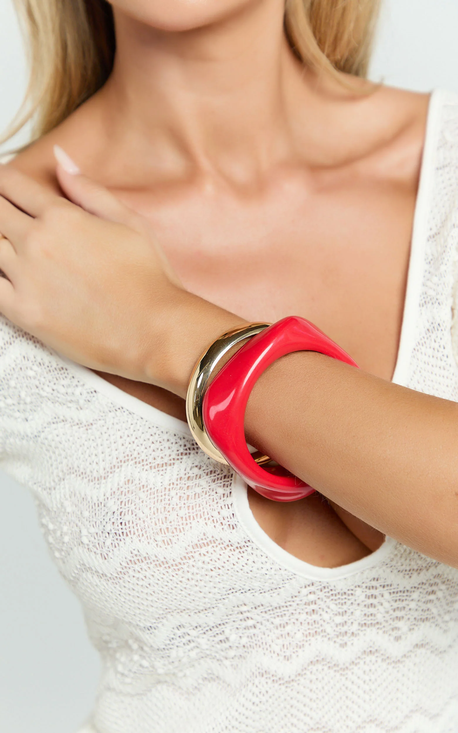 Leauna 2 Pack Bangles in Gold and Red - Image 2