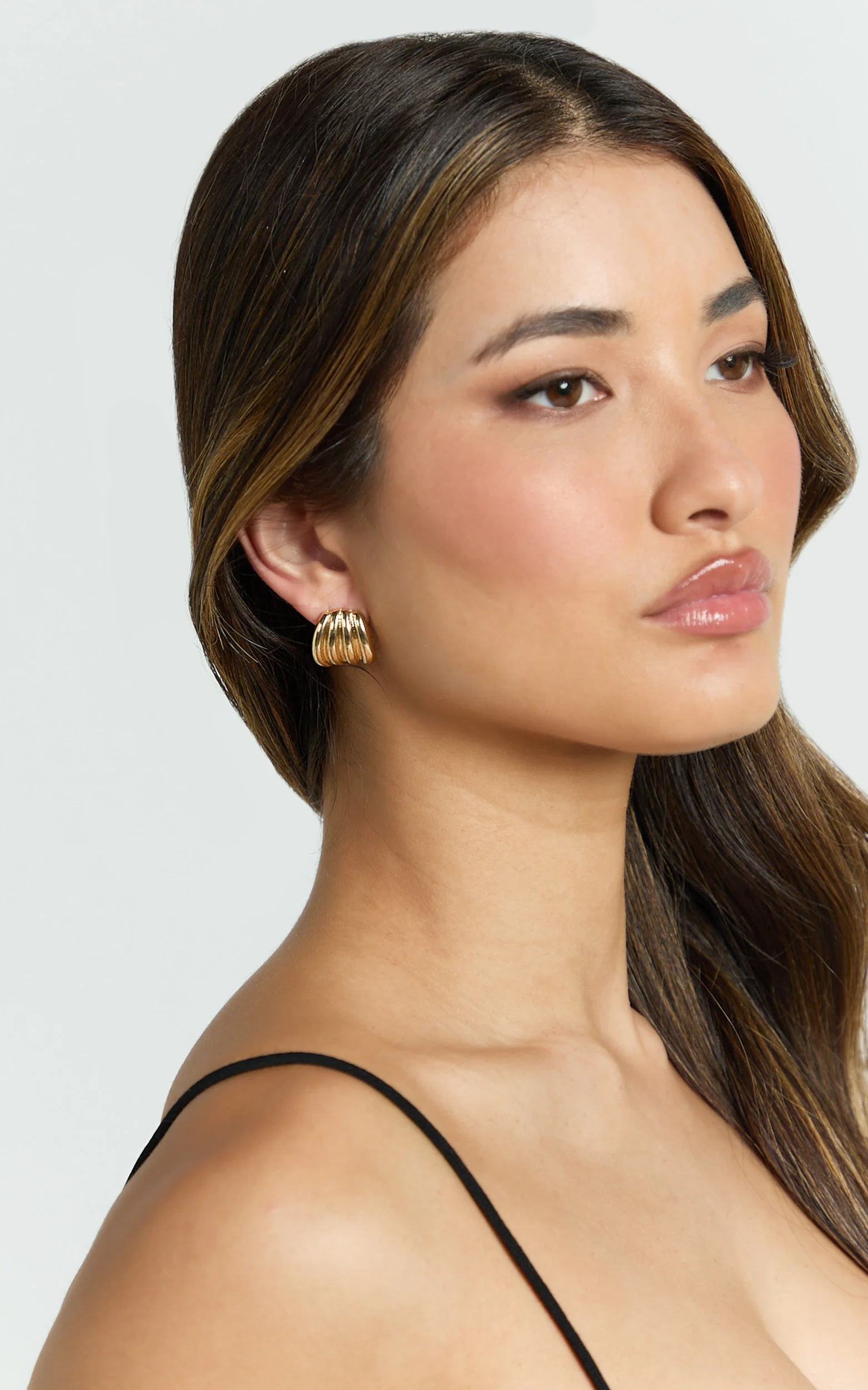 Lilou Ridge Stud Earrings in Gold - Image 5